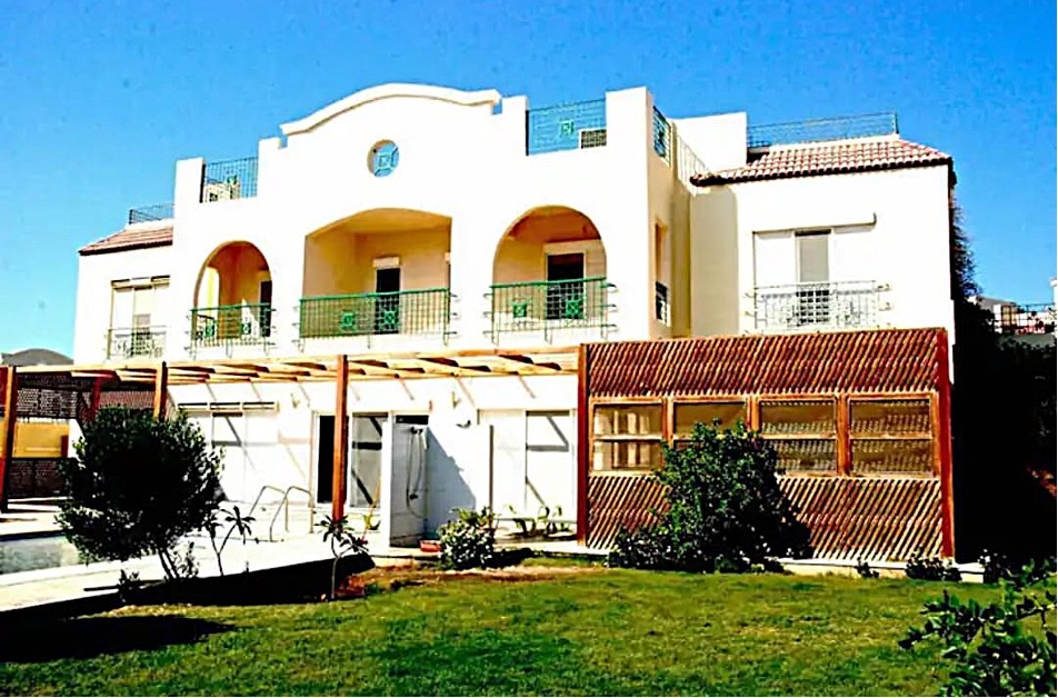 Moderne Villa mit Garten und Balkon in der Sonne